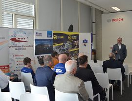 Uczniowie krośnieńskiego Mechanika i ich opiekunowie - Uczestnicy Olimpiady Techniki Samochodowej