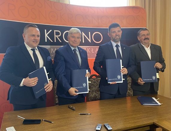 Tomasz Soliński Zastępca Prezydenta Miasta Krosna, Piotr Przytocki Prezydent Miasta Krosna, Rafał Zajas Dyrektor Sprzedaży Solaris Bus & Coach oraz Roman Gierlach Prezes MKS Krosno