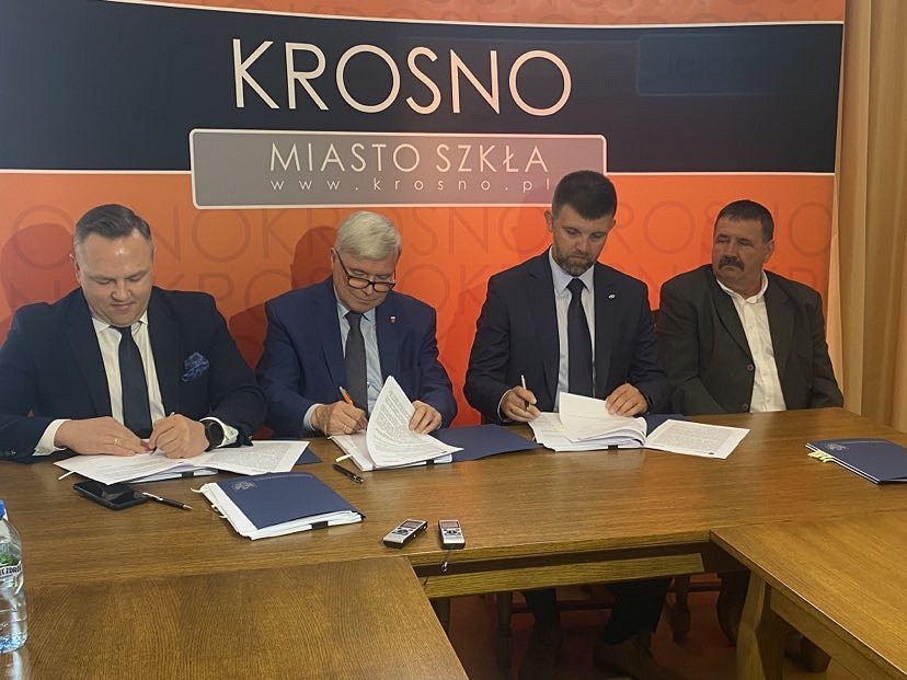 Podpisanie umowy - od lewej Tomasz Soliński Zastępca Prezydenta Miasta Krosna, Piotr Przytocki Prezydent Miasta Krosna, Rafał Zajas Solaris Bus & Coach oraz Roman Gierlach Prezes MKS Krosno.jpg [84.32 KB]