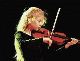 uczennica grająca na skrzypcach