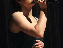 śpiewająca uczennica