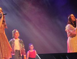 uczniowie tańczący na scenie