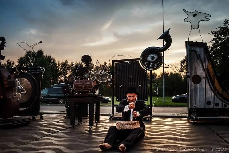 Świetlne 2023 Walny Teatr Spektakl Noe fot. M. Klemens Galeria Leśna Wygoni.jpg [96.28 KB]