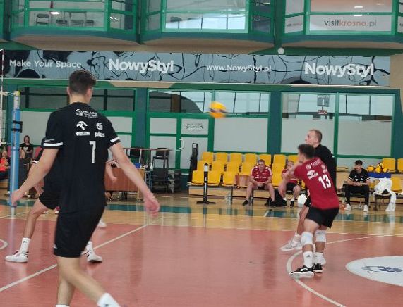 Mecz siatkarzy U19 w krośnieńskiej hali.jpg