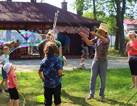 dzieci podziwiają ogromne bańki mydlane