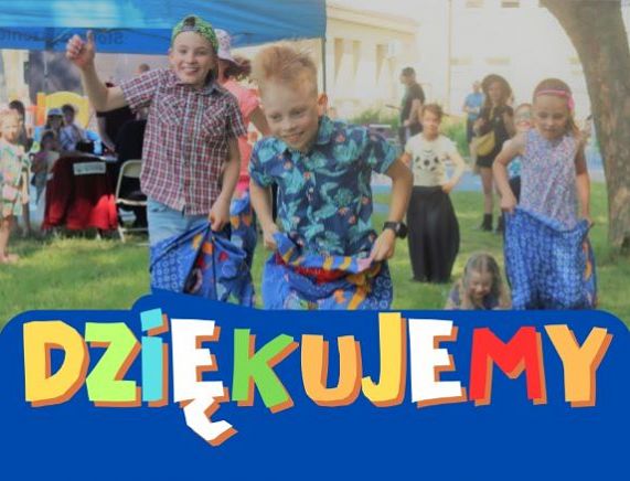 Napis dziękujemy w tle bawiące się dzieci