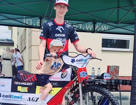 Mały chłopiec na motocyklu i Szymon Bańdur żużlowiec Cellfast Wilki Krosno