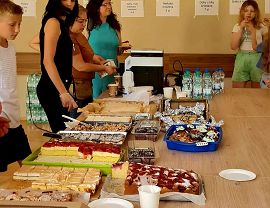 prezentacja domowych ciast w głównej sali LCA