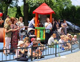 tłumy podziwiają występ grupy teatralnej DRAMA LAMA