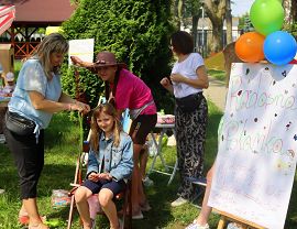 pani zaplata warkoczyki uświechniętej dziewczynce