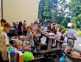 Tłumy przy stoiskach na pchlim targu