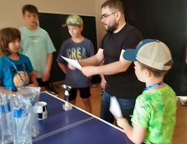 wręczenie nagród dla finalistów mini turnieju warcabowego