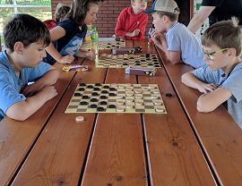 chłopcy grają w warcaby