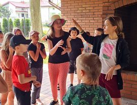 Dzieci z Anną Romańczak w czasie zajęć teatralnych