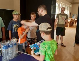 wręczenie medali dla finalistów mini turnirju warcabowego