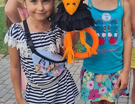 dziewczynki z pluszowym krukiem