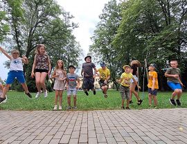 podskakujące dzieci