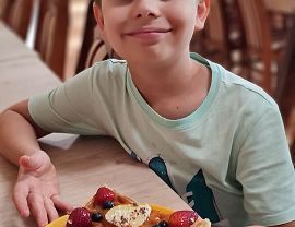 Chłopiec jedzący gofry