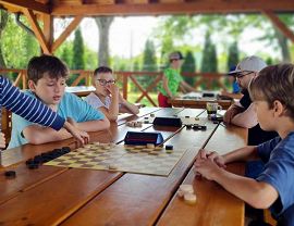 chłopcy grają w warcaby