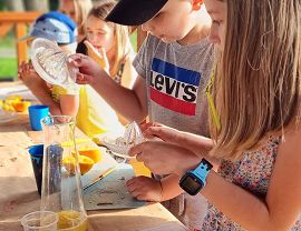 dzieci wyciskają sok z cytryn do lemoniady