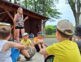 Dzieci odpoczywające przy wiacie grillowej