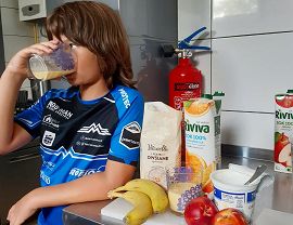 chłopiec pije sok ze szklanki