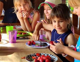 dziewczynki kroją owoce