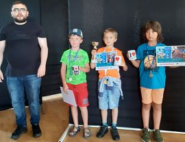 medaliści mini turnieju warcabowego w kategorii klas 1-3