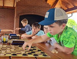 chłopcy grają w warcaby