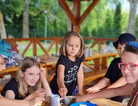 dzieci nabierają z garnka makaron spaghetti