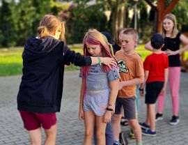 dzieci z Anną Romańczak w czasie zajęć teatralnych