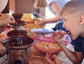 Chłopiec jedzący czekoladowe founde