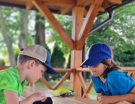 chłopcy w trakcie gry w warcaby