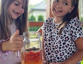 dziewczynki z dzbankiem lemoniady