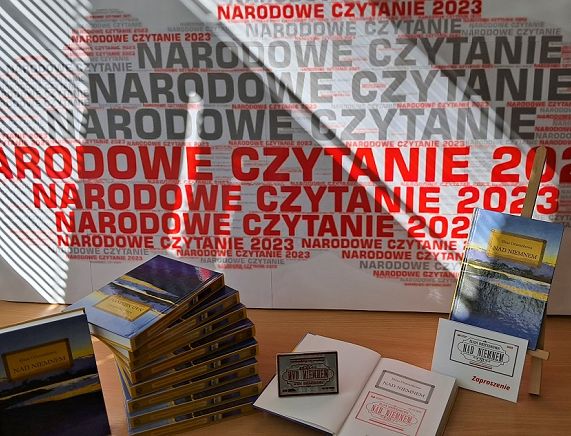 Narodowe czytanie - ksiązki na stoliku