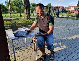 pan marcin zięba sprawdzający wyniki na ekranie laptopa