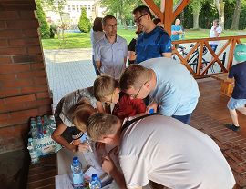 Szachiści sprawdzają listę parowań