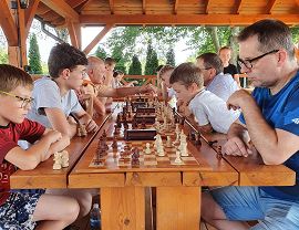 szachiści w pełnym skupieniu