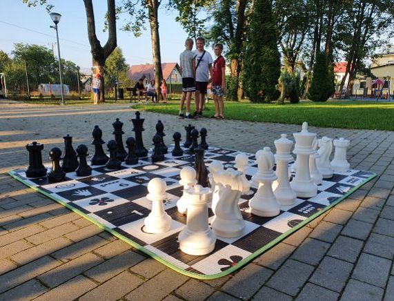 szachy ogrodowe rozłożone na kostce brukowej