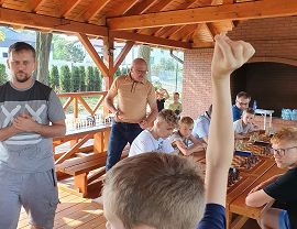 Chłopiec zgłasza pytanie do sędziego
