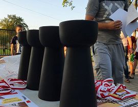 pan marcin Zięba przygotowuje się do wręczania nagród