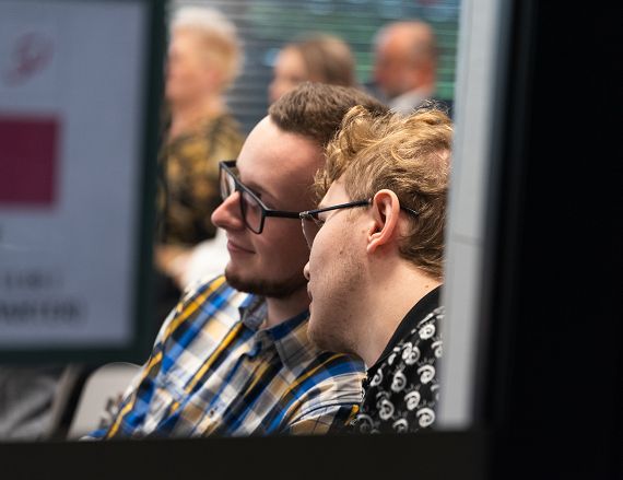 Zdjęcie przedstawia uczestników warsztatów w sali konferencyjnej.