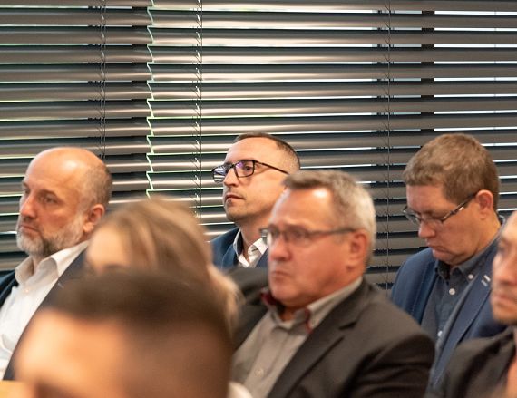 Zdjęcie przedstawia uczestników warsztatów w sali konferencyjnej.