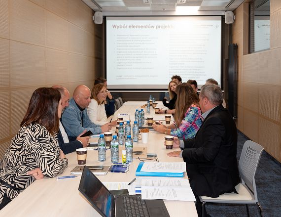 Zdjęcie przedstawia uczestników podczas pracy warsztatowej.