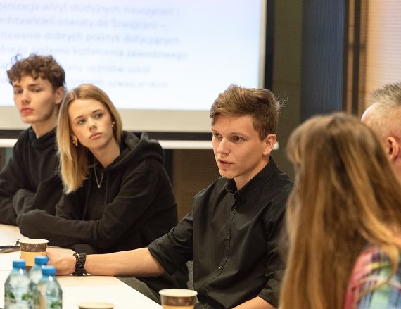 Zdjęcie przedstawia uczestników warsztatów podczas pracy grupowej.