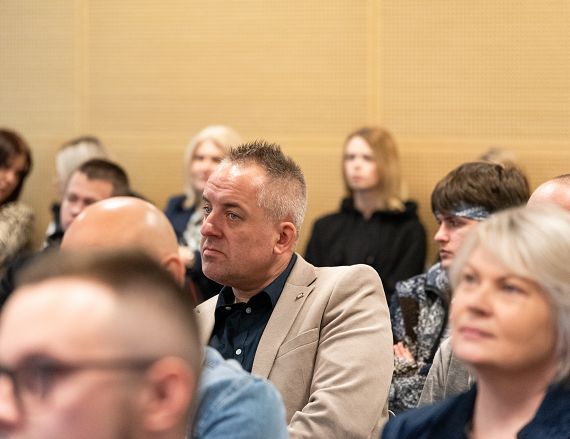 Zdjecie przedstawia uczestników warsztatów w sali konferencyjnej.