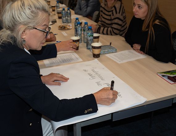 Zdjęcie przedstawia osoby pracujące w grupie warsztatowej.