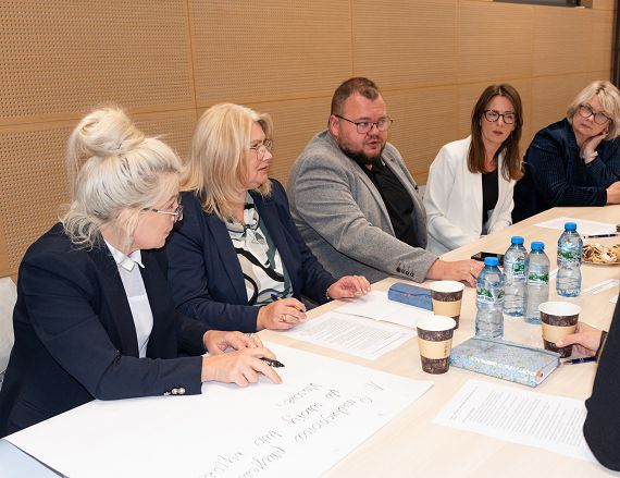 Zdjęcie przedstawia osoby pracujące w grupie warsztatowej.