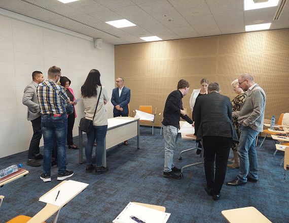 Zdjęcie przedstawia uczestników podczas pracy grupowej.