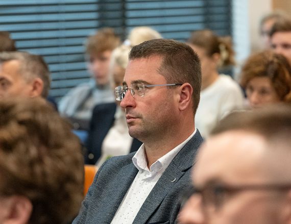 Zdjęcie przedstawia uczestników warsztatów w sali konferencyjnej.